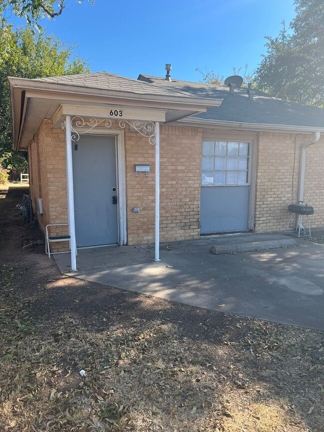 Building Photo - 603 E North 16th St