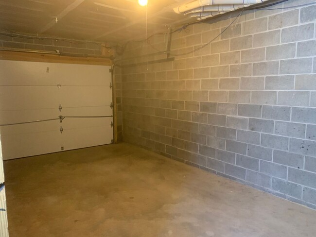 Building Photo - Spacious 2 Bedroom Townhouse