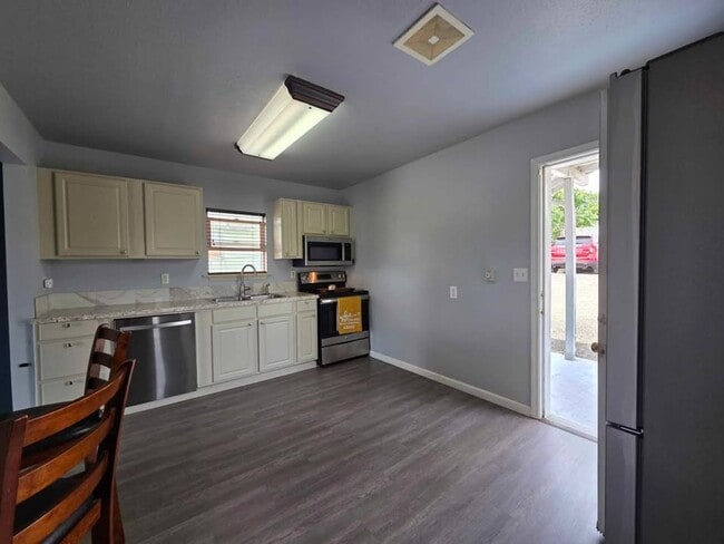 Building Photo - Charming 2 Bedroom With Valley View!