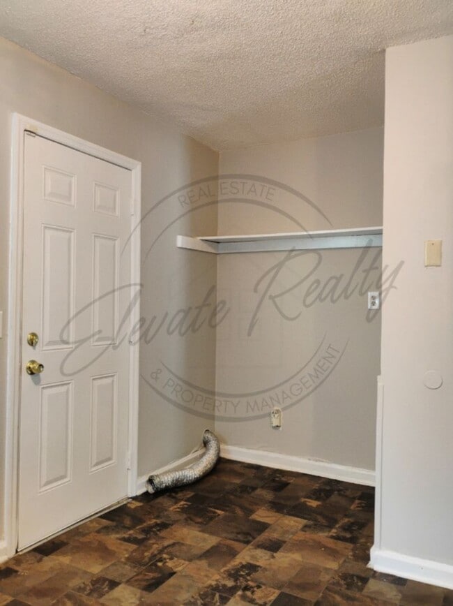 Building Photo - 2437 Woodale Ln
