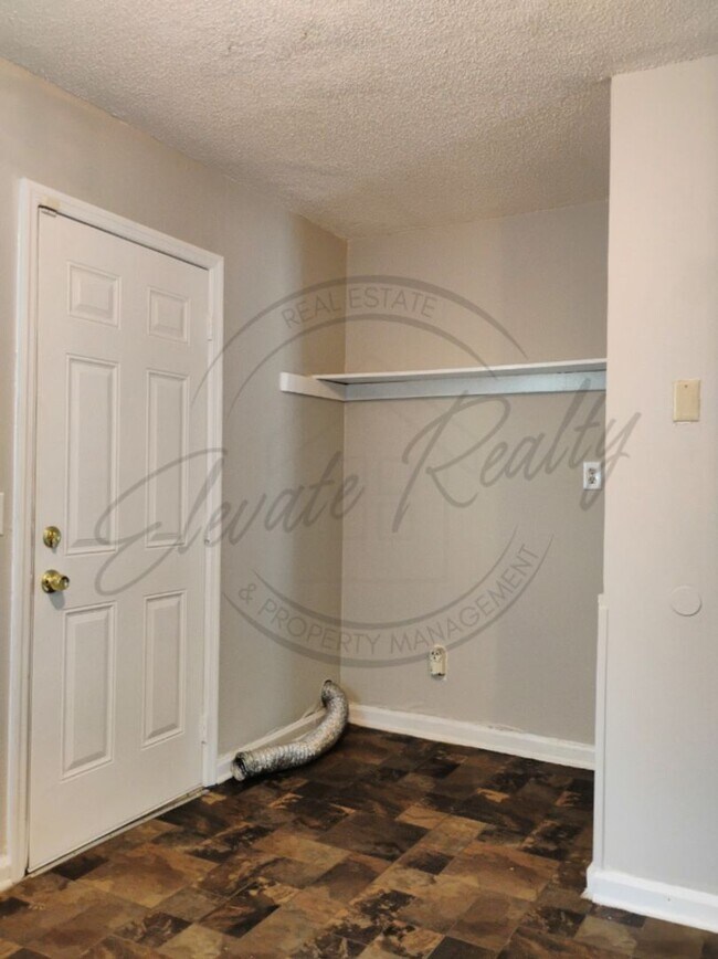 Foto del edificio - 2437 Woodale Ln