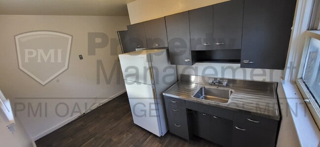 Building Photo - 1 Bedroom Upper Apartment