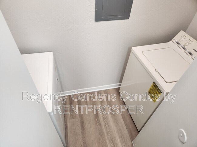 Foto del edificio - 5530 Chrishire Way