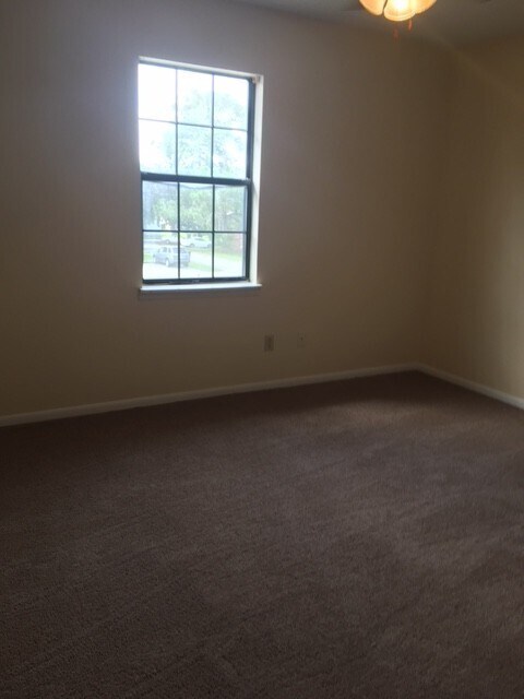 Building Photo - 2 Bedroom/2 Bath Apartment in Remerton
