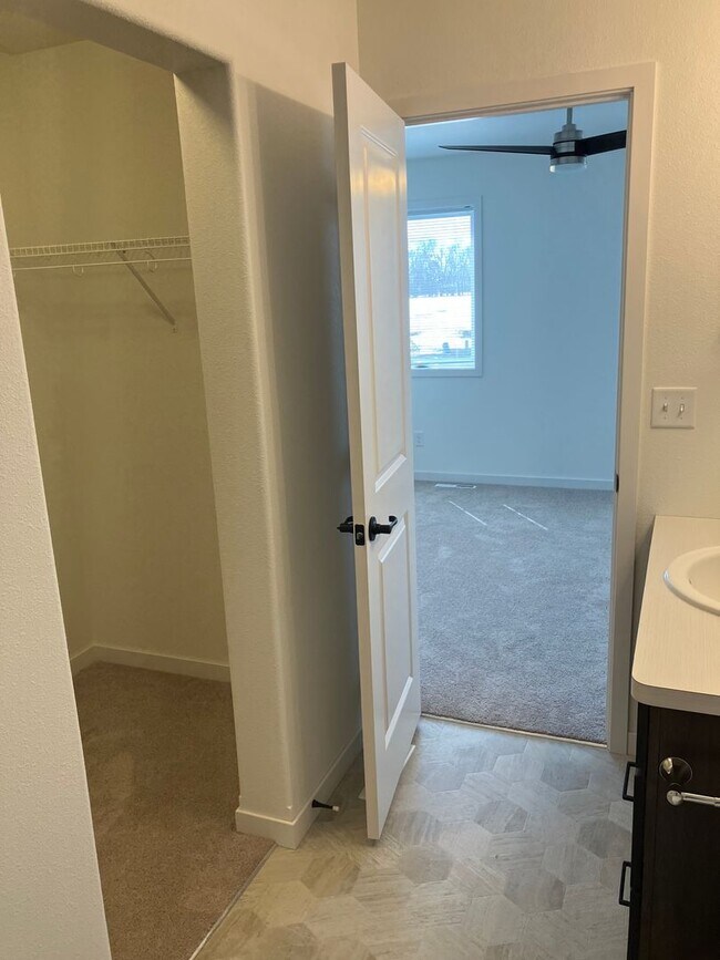 Building Photo - 4 Bed 3 Bath Twin Home