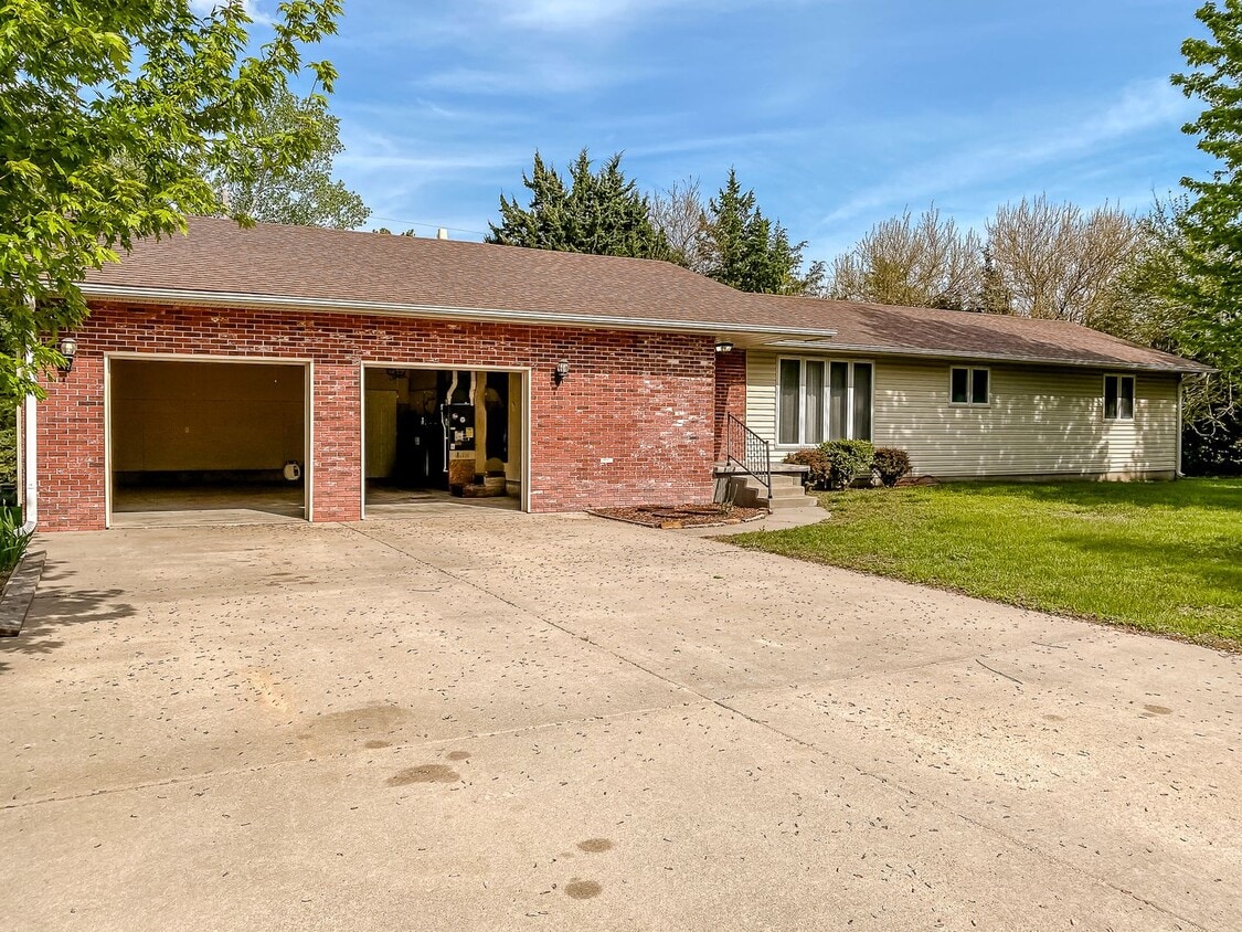 Primary Photo - Beautiful 3 bed, 2 bath house in the country