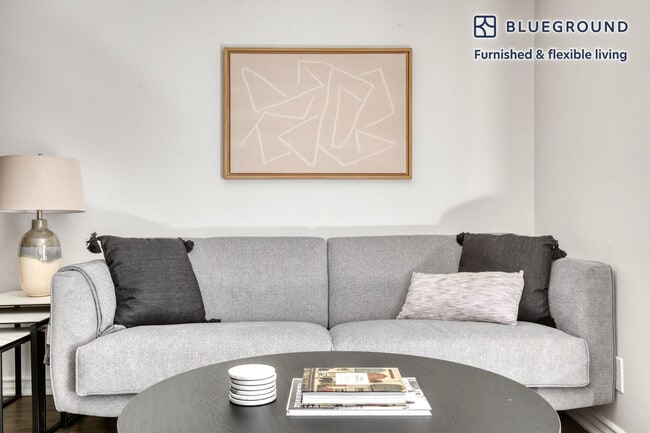 Building Photo - 10977 Bluffside Dr