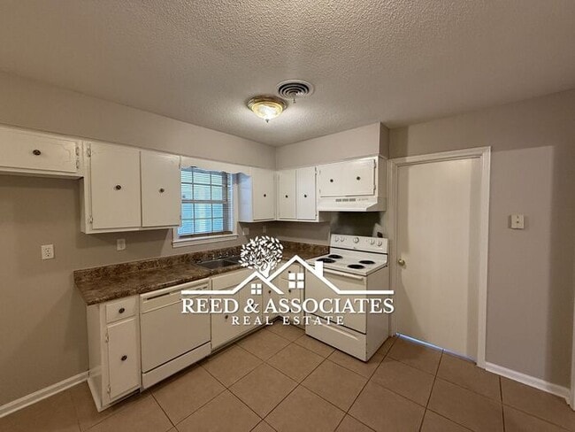 Foto del edificio - 3 Bedroom Located Near Kirby High School