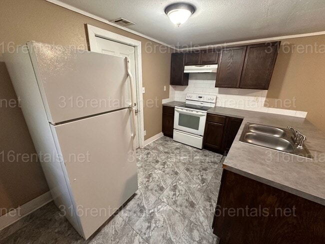 Foto del edificio - $625 - 1 bed 1 bath - Single Family Home secluded in the back of the main home 742 Hendryx