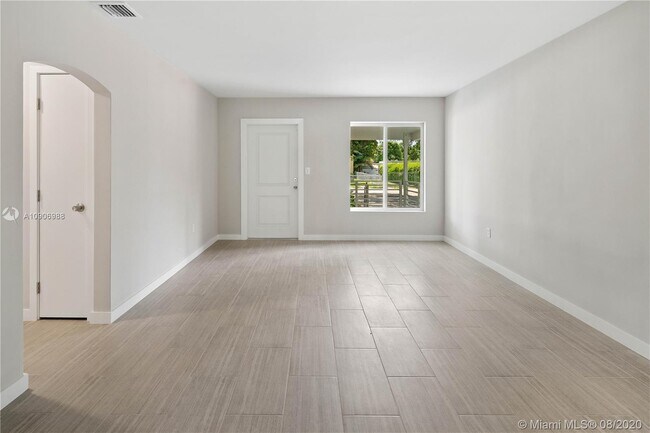 Building Photo - 527 SW 31st Ave