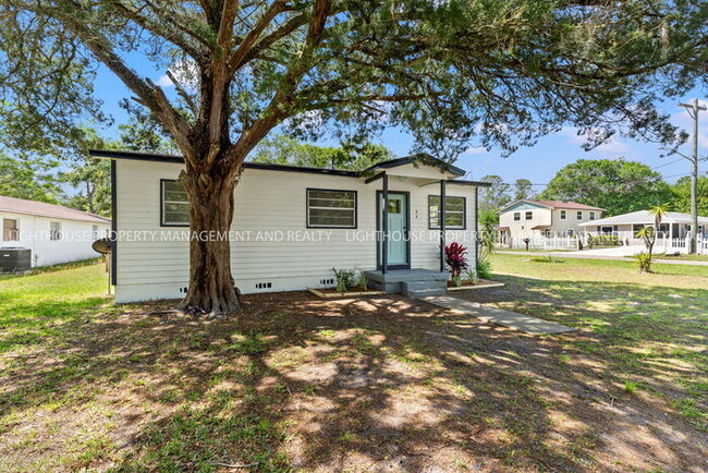 Building Photo - Cozy & Fully Renovated 2 Bed/1 Bath House ...