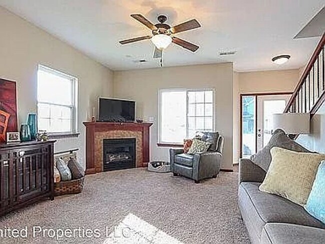 Building Photo - Beautiful Townhouse located in a desirable...