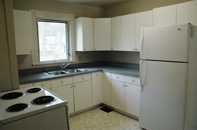 Building Photo - 3 Bedroom, 2 Bathroom House (w/ Study) Blo...