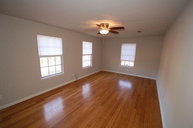 Building Photo - Amazing 2 Bed home Across street from Muel...