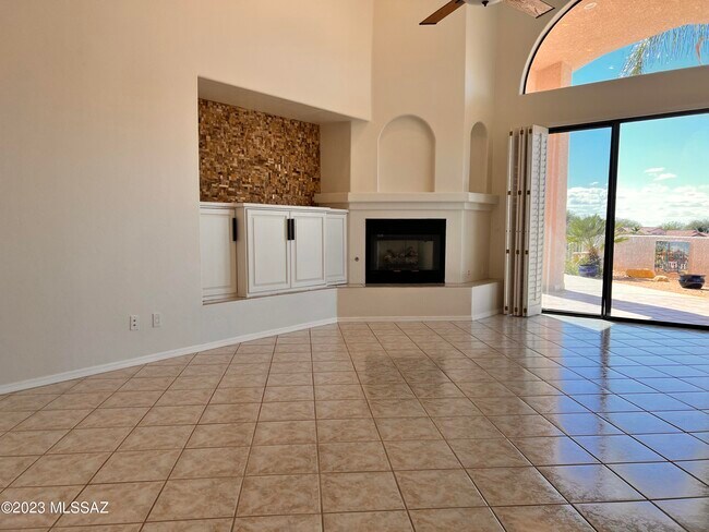 Building Photo - 10123 N Alder Spring Dr