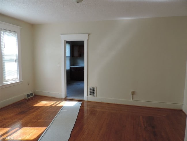 Building Photo - 3 br, 1 bath Duplex - 320 Howard Ave Fl 2