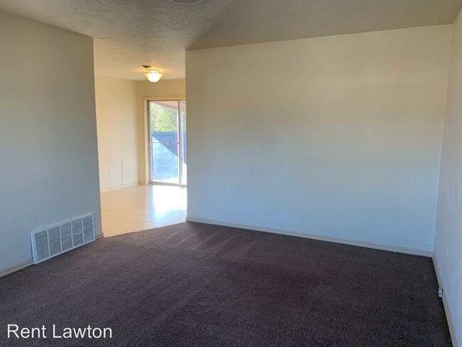 Building Photo - 3 br, 1 bath House - 4328 NW Santa Fe Ave.