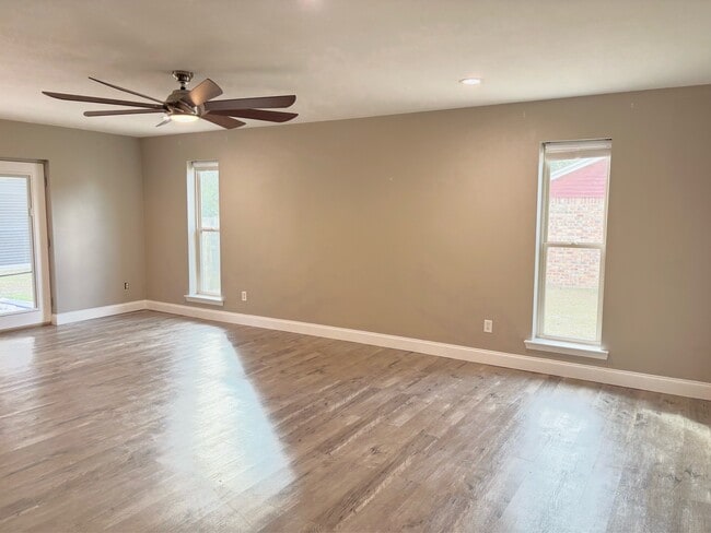 Building Photo - 2121 Oakstream Ave