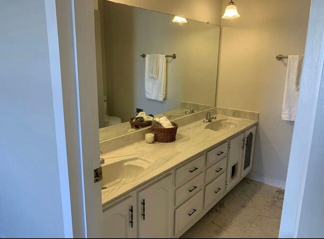 Foto del edificio - 7461 Prairie Rd NE