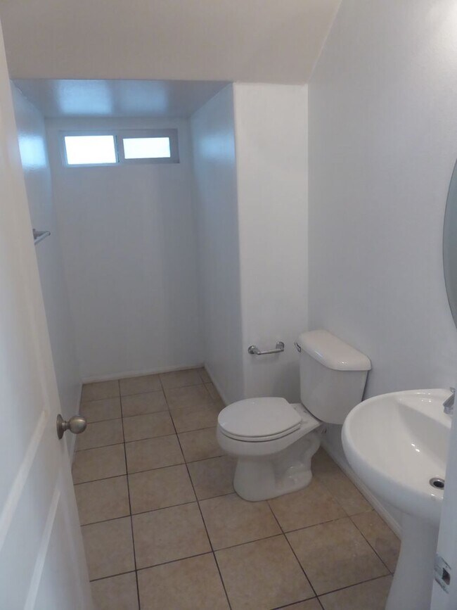 Building Photo - 4 Bedroom Home for Rent in Castaic!