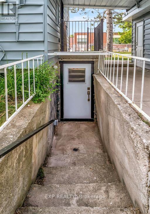 Primary Photo - 89 College St E