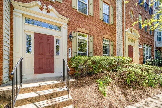 Building Photo - Open-concept main level with 3 bedrooms an...