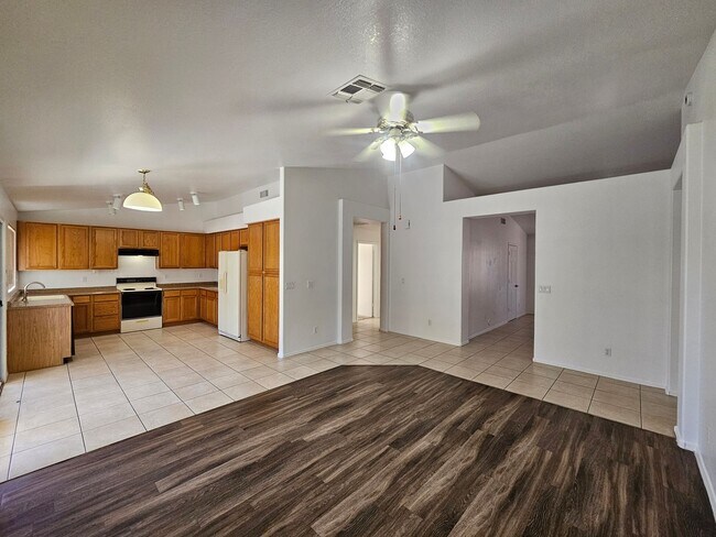 Foto del edificio - 3 Bedroom Home - No HOA - Single Level - North Phoenix
