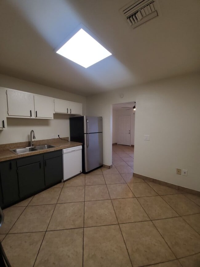 Building Photo - 4 bedroom, 1.5 bath - North Phoenix - Big ...