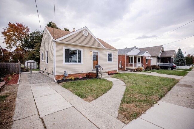 Building Photo - Beautifully remodeled two bedroom home for rent. Central A/C, updated kitchen an bathroom, new fl...