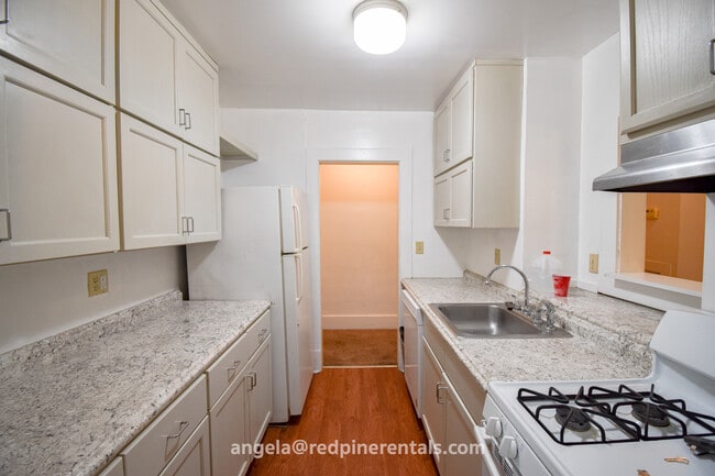 Kitchen - 1832 Crafton Blvd
