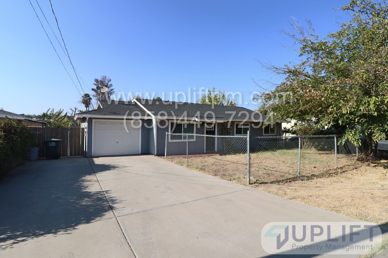 Foto principal - 3 Bed 2 Bath House w/ Garage, Fenced Backy...