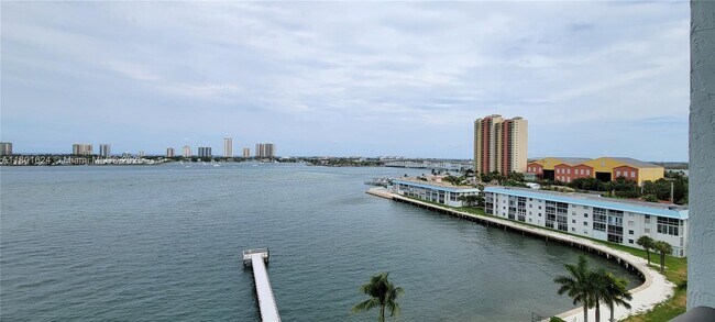 Foto del edificio - 3040 Lake Shore Dr