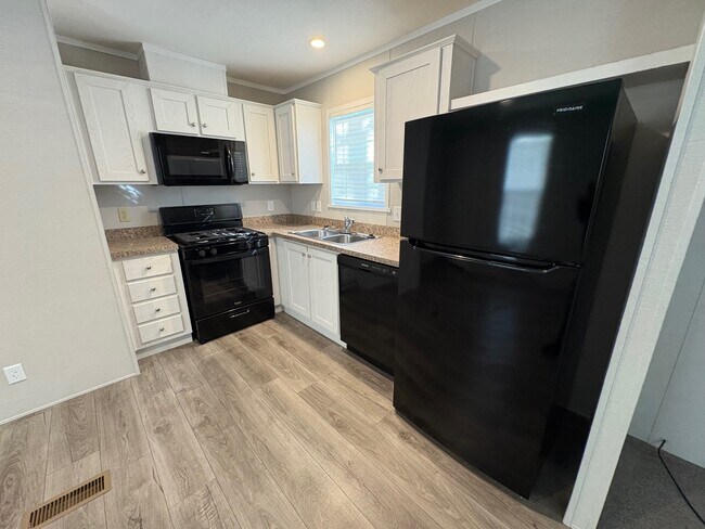 Foto del edificio - 2407 8 Mile Rd