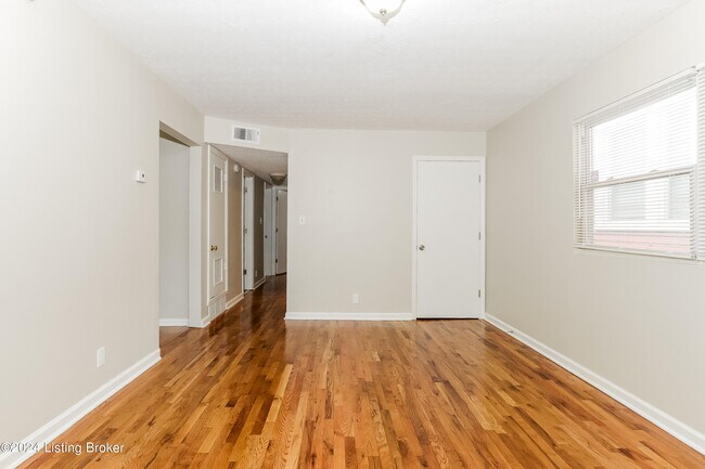Foto del edificio - 2523 1/2-2522 Greenwood Ave