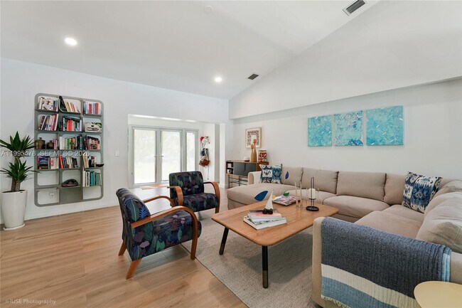 Foto del edificio - 560 Hampton Ln