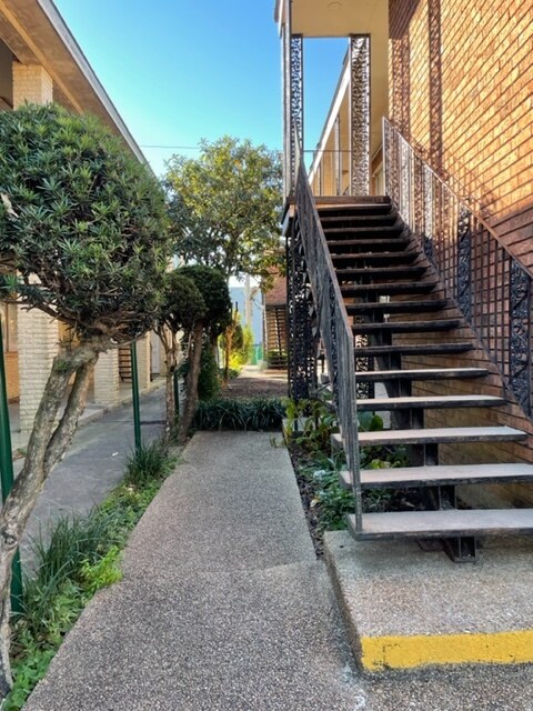 Foto del edificio - 629 Papworth Ave