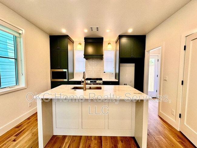 Building Photo - 1078 Hangar Dr
