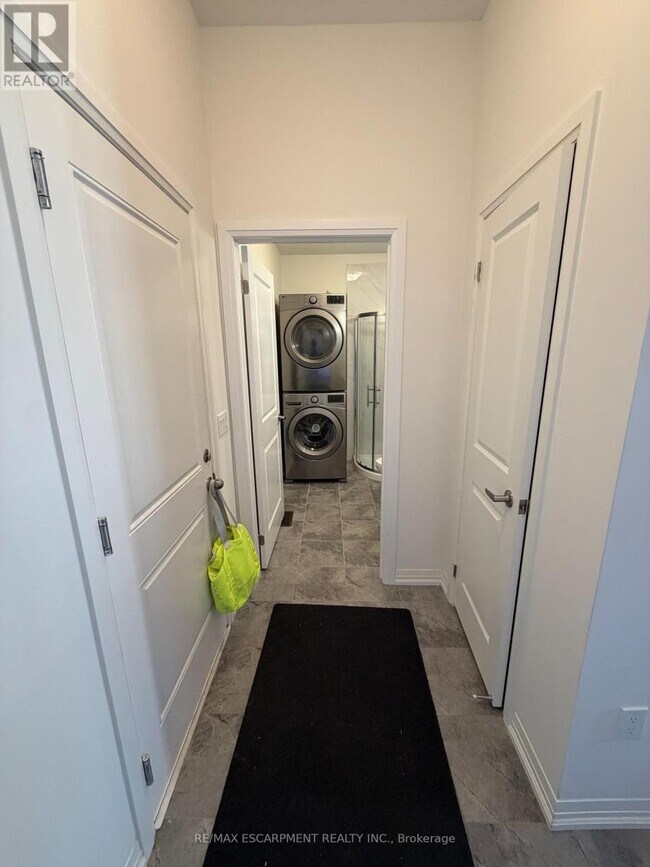 Building Photo - 460 Provident Wy