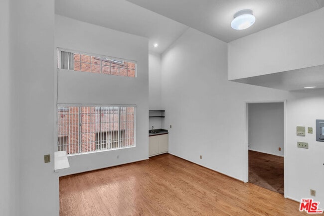 Building Photo - 607 N Rossmore Ave