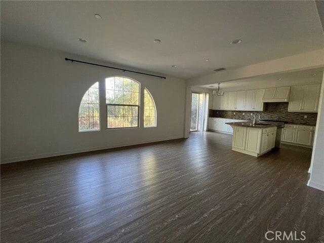 Foto del edificio - 14839 Crystal