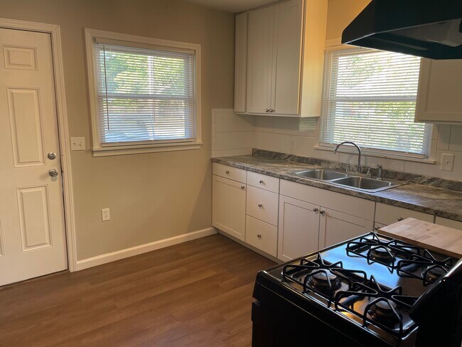 Kithchen - 411 W 4th St