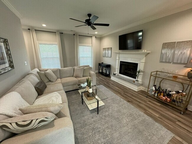 Building Photo - Knoxville 37920 - **COMING AVAILABLE August 1st** Beautiful single family home located in South K...