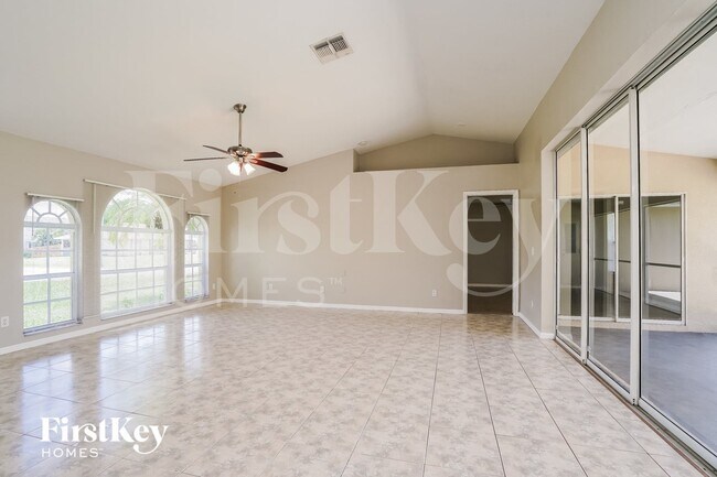 Foto del edificio - 8381 Bahamas Rd