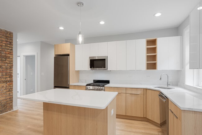 Foto del edificio - 7389 N Damen Ave
