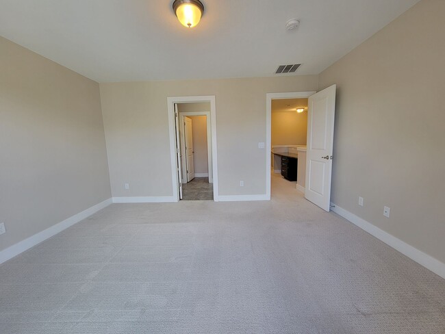 Building Photo - Spacious 3 level, 4 bedroom townhome with ...
