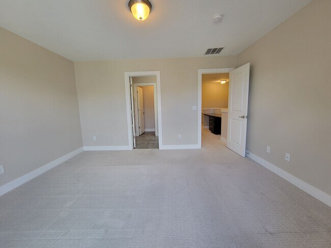Foto del edificio - Spacious 3 level, 4 bedroom townhome with attached 2 car garage at Silver Meadows Townhomes on Lo...