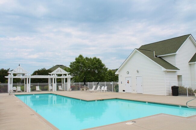 Building Photo - 3-Bedroom Condo In Ridgely Manor!! Ready 1...