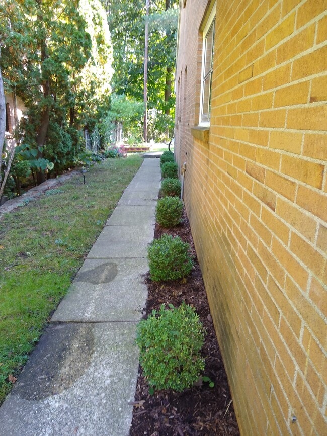 Private entrance - 36 Parkview Dr NE