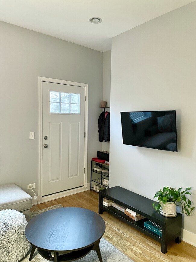 Foto del edificio - 2135 S Fairfield Ave