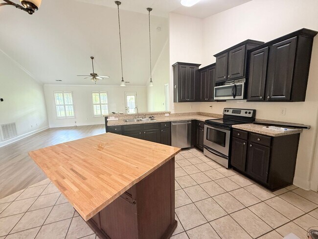 Building Photo - Stunning 3-Bedroom, 2-Bathroom Home in Mad...